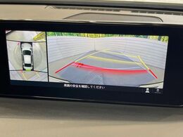 【360°ビューモニター】専用のカメラにより、上から見下ろしたような視点で360度クルマの周囲を確認することができます☆死角部分も確認しやすく、狭い場所での切り返しや駐車もスムーズに行えます。