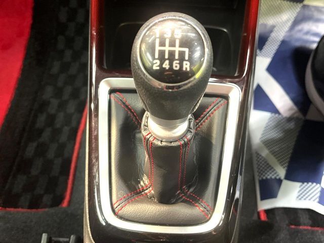 【フロア6速MT】走りの6速MT！！スポーティーな走行をお楽しみいただけます♪