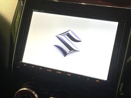 【純正ナビ】人気の純正ナビを装備しております。ナビの使いやすさはもちろん、オーディオ機能も充実！キャンプや旅行はもちろん、通勤や買い物など普段のドライブも楽しくなるはず♪
