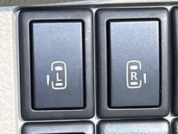 【両側パワースライドドア】スマートキーや運転席のスイッチで後席両側スライドドアの開閉が可能♪電動だから力を入れてドアを開ける必要が無く、小さなお子様でも簡単に開け閉めでき快適です♪