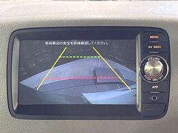 【バックカメラ】駐車時に後方がリアルタイム映像で確認できます。大型商業施設や立体駐車場での駐車時や、夜間のバック時に大活躍！運転スキルに関わらず、今や必須となった装備のひとつです！