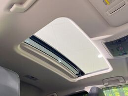 【サンルーフ】開放感たっぷりの希少装備、サンルーフが装着されています！車内に明かりを取り入れたり景色を楽しむ以外にも、車内の空気も簡単に換気できて快適です！