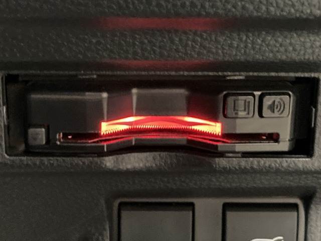 【ETC車載器】を装備しておりますので、ご納車直後からの遠距離ドライブも可能です。土日の利用料金の割引や、朝夕の通行料金を割引料金で高速道路をお楽しみいただけます。
