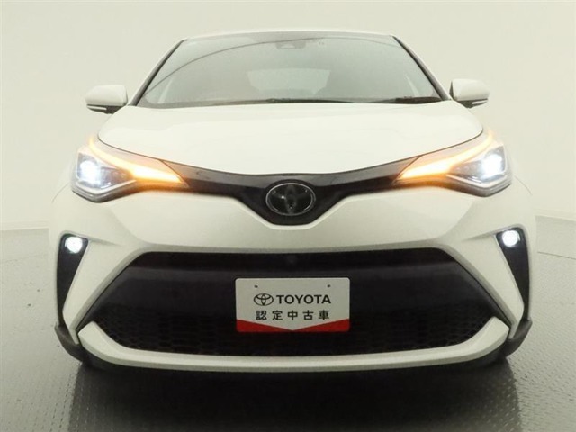 LEDヘッドランプは、白く明るい光で夜間走行の安心を高め、低消費電力で低燃費にも貢献します。バルブ寿命も長いので安心ですね！