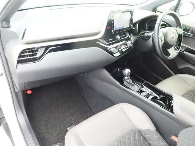 高品質カークリーニング ピカピCar 外装・内装、岐阜トヨペットの専門スタッフがシートもカーペットも綺麗に洗浄済み！プロの仕上げを是非ご確認下さいませ。