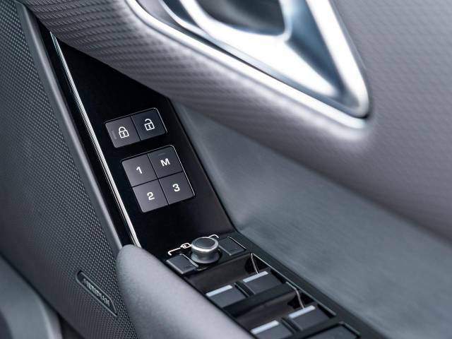 前席パワーシートはドライバーシートメモリーを搭載しており、3名までのポジションを記憶できます！運手席・助手席ともに、三段階で強弱の調節が可能なシートヒーター機能も装備で、冬場も快適にドライブできます♪