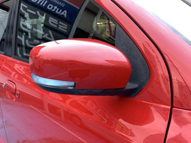 【右ミラー】ウインカー付きミラーなので右左折時の視認性に優れています。