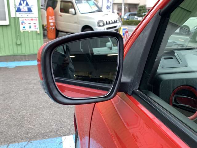 【左ミラー】電動格納ミラーなので狭い駐車場や立体駐車場での格納に便利です。