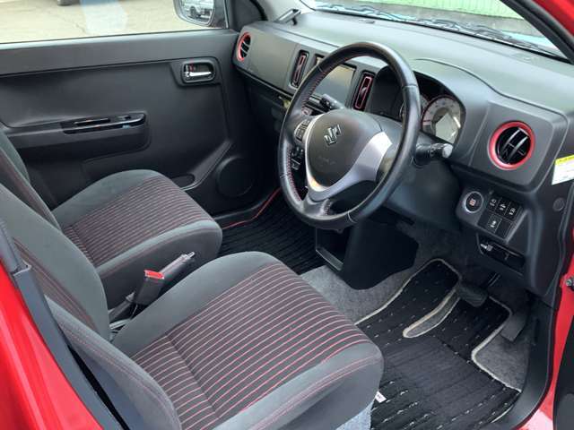 【運転席】握りやすいグリップでハンドル操作も楽々♪