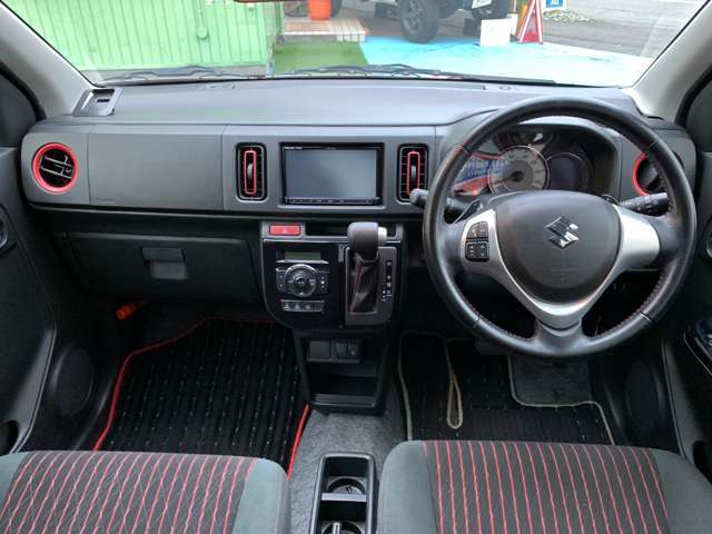 ブラック調のパネルですっきりとしており、誰でも違和感なくお乗りいただける仕様となっております。