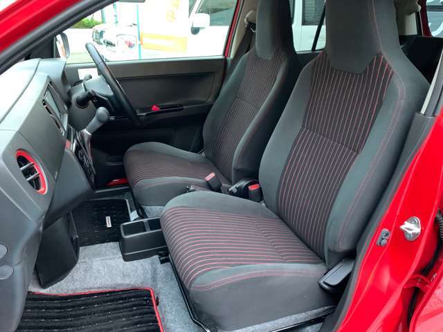 【前部座席】もちろん運転席・助手席もゆったりとした空間が広がっております♪