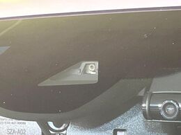 【ホンダセンシング】走行中に前方の車両等を認識し、衝突しそうな時は警報とブレーキで衝突回避と被害軽減をアシスト。より安全にドライブをお楽しみいただけます。