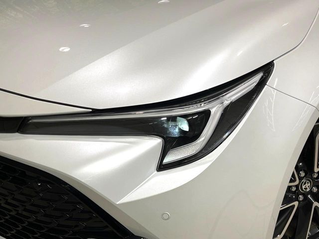 【LEDヘッドライト】悪天候や夜間走行時も良好な視界を確保し安心して運転できる高輝度LEDヘッドライトを装備！点灯速度が早く、消費電力も抑えられています。
