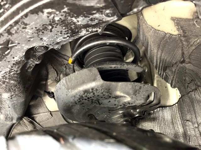お車を安心してお乗りいただく為には、足回りの定期点検が欠かせません。サービスサポート（有償保証）では無料点検もご提供しており、安心のカーライフをお過ごしいただけるサポート体制が整っています。