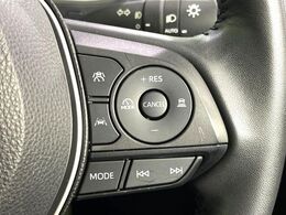 【レーダークルーズコントロール】高速道路での長距離走行が楽に！！自動で速度を保つクルーズコントロールが、衝突軽減システムと連携し、前方の車両を感知して車間を保つように速度調節してくれます！！