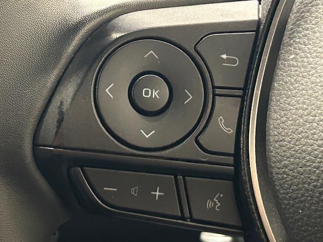 ステアリングスイッチを使うことで、「運転中電話に触れずに電話に出る」「カーオーディオを切り替える」「音量調節をする」といったハンズフリー操作を行うことができる。