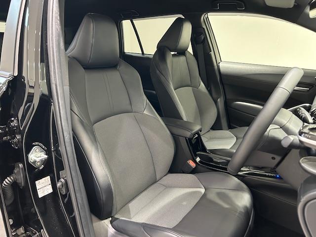 運転席のシートはきれいでゆったりしています。ゆったりとした空間で座り心地の良い椅子です。