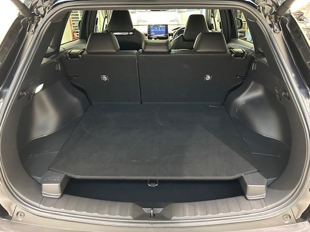 ラゲッジスペースとは、車内の荷物を積むためのスペースのことを指す。後部座席を押し倒すことができる車種の場合、座席を倒してラゲッジスペースを拡大することができる為、荷物の積載量を増やすことが可能である。