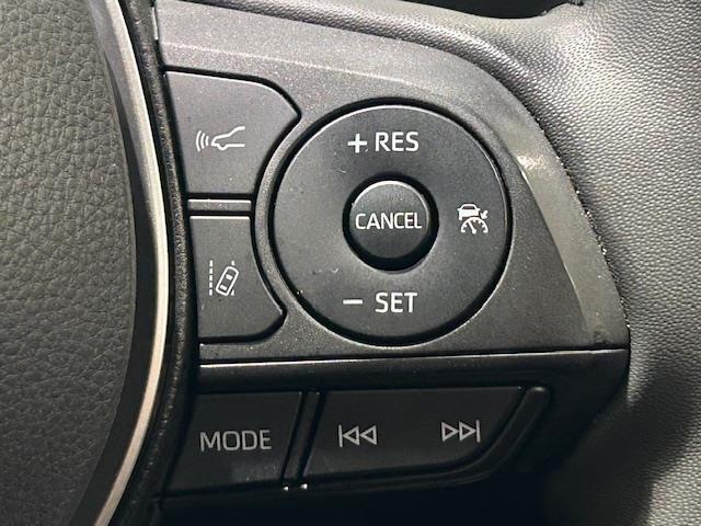 ステアリングスイッチを使うことで、「運転中電話に触れずに電話に出る」「カーオーディオを切り替える」「音量調節をする」といったハンズフリー操作を行うことができる。