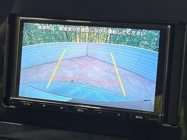 【バックカメラ】駐車時に後方がリアルタイム映像で確認できます。大型商業施設や立体駐車場での駐車時や、夜間のバック時に大活躍！運転スキルに関わらず、今や必須となった装備のひとつです！