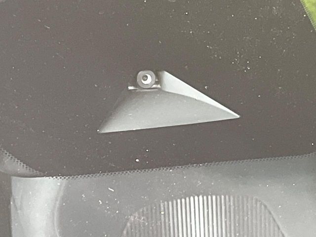 【インテリジェントエマージェンシーブレーキ】フロントカメラで前方の車両や歩行者を検知。衝突しそうな時は衝突被害軽減ブレーキが作動、衝突回避をサポート。より安全にドライブをお楽しみいただけます。