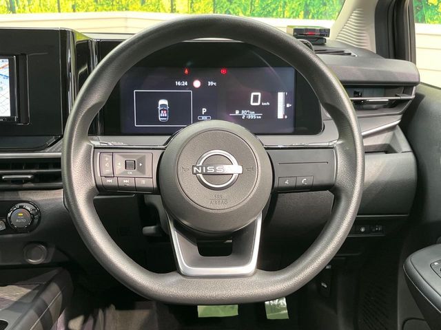 インテリアに合わせたデザインのステアリングは、運転される方のことも考え、運転しやすい形状、大きさです。是非一度、実際に触ってお確かめください。