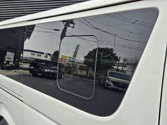 両側スライドドア　小窓付き☆ハイエース専門店のCRSが自信を持っておすすめする中古車両です。www.crs9000.com