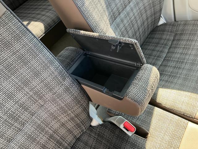 運転席と助手席の間に財布や携帯などちょっとした小物をおける収納スペースがあります。