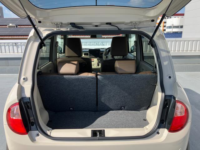 バックドアは上開き跳ね上げ式で、開口も広め！レジャーやショッピングの荷物も積みやすそうですね！