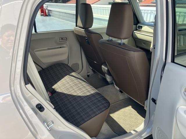 リヤシートも全車消毒済み。キュートなチェック柄のブラウン内装♪　リラックスできるゆったりした空間♪