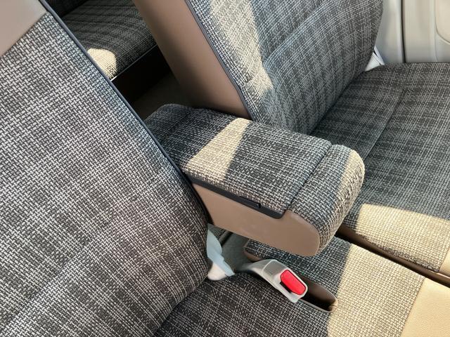 運転席に【フロントアームレスト】があります。