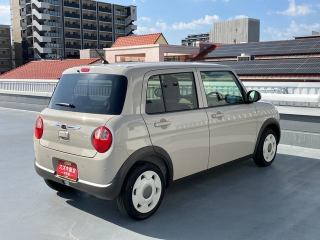 右斜め後ろからの特徴的なフォルム。狭い路地裏でも運転しやすそうな小回りが利くコンパクトボディ♪