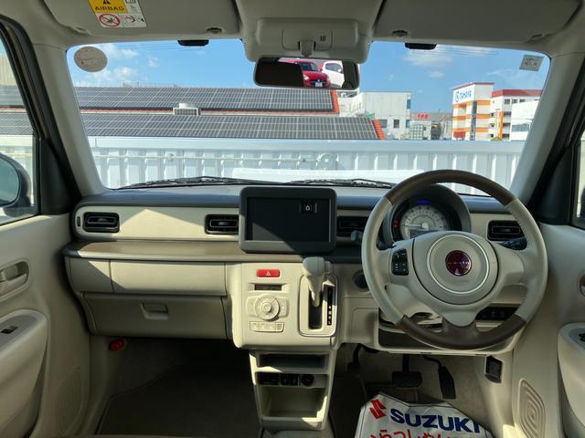 ホワイトを基調とした大人かわいいインパネまわり☆多彩な収納スペースも魅力♪