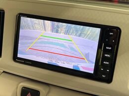 【バックカメラ】駐車時に後方がリアルタイム映像で確認できます。大型商業施設や立体駐車場での駐車時や、夜間のバック時に大活躍！運転スキルに関わらず、今や必須となった装備のひとつです！