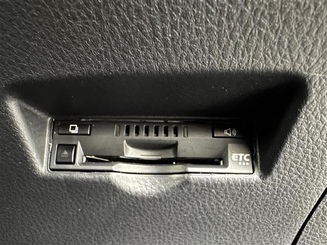 【ETC】有料道路を利用する際に料金所で停止することなく通過できる、ETC車載器（ノンストップ自動料金収受システム機器）が装備されています。セットアップを行うことで利用可能になります。