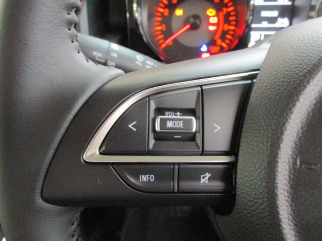 ステアリングスイッチ付♪　☆ハンドル周りにオーディオなどのスイッチが付いているため、運転中でも操作が簡単！便利です！！　しかも安全です♪