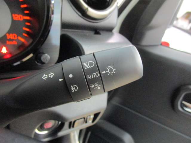 【オートライト（AUTO）】外の明るさをシステムが感知して、自動でヘッドライトが点灯します！ヘッドライトをつけ忘れを防ぐ便利機能です。