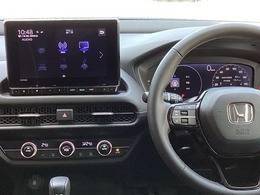 ステアリングホイール左側のオーディオリモートコントロールスイッチで、手元でオーディオを操作できるので便利です。