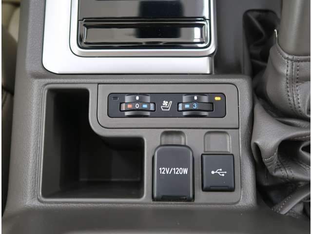 運転席/助手席シートヒーター　充電用USBポート装備
