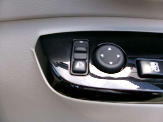 ドアミラーの鏡面の調節、格納は運転席からすべて操作できます！