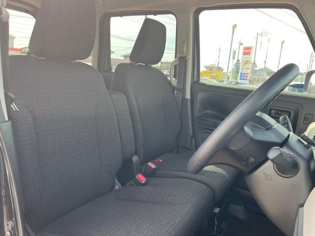運転席シート廻りは使用感も少なく、良好な状態となっています。前オーナー様が丁寧に使っていたことがよくわかりますね。
