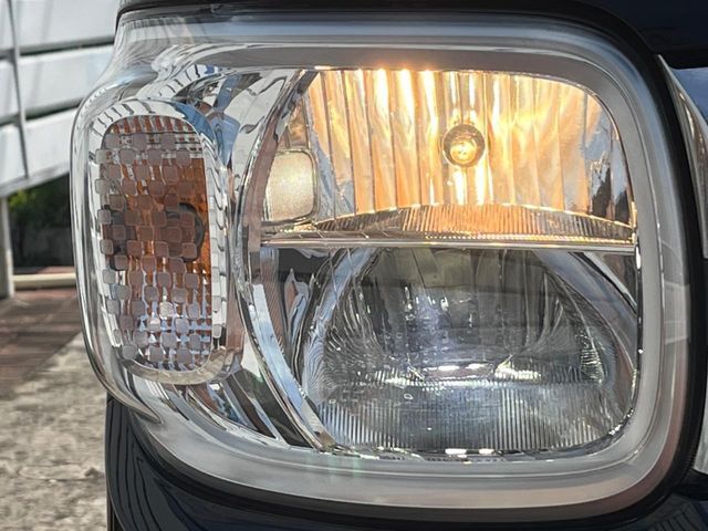 【LEDヘッドライト】悪天候や夜間走行時も良好な視界を確保し安心して運転できる高輝度LEDヘッドライトを装備！点灯速度が早く、消費電力も抑えられています。