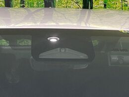 【トヨタセーフティセンス】走行中に前方の車両等を認識し、衝突しそうな時は警報とブレーキで衝突回避と被害軽減をアシスト。より安全にドライブをお楽しみいただけます。