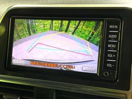 【バックカメラ】駐車時に後方がリアルタイム映像で確認できます。大型商業施設や立体駐車場での駐車時や、夜間のバック時に大活躍！運転スキルに関わらず、今や必須となった装備のひとつです！