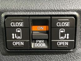 【両側パワースライドドア】スマートキーや運転席のスイッチで後席両側スライドドアの開閉が可能♪電動だから力を入れてドアを開ける必要が無く、小さなお子様でも簡単に開け閉めでき快適です♪