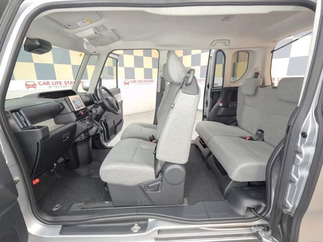 幅をたっぷりと確保したフロントシート、大きな背もたれでゆったりとできるリアシート、まるで車内に大きなソファ2列あるような空間、いそがしい毎日、車内にはくつろぎの時間が生まれます。