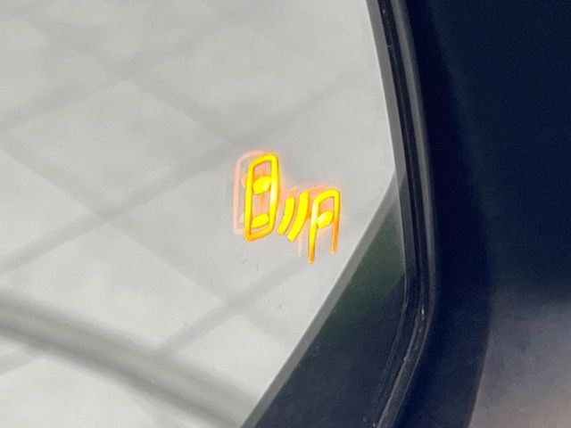 【ブラインドスポットモニター】走行中、ドアミラーの死角になりやすい箇所に後続車が接近するとサイドミラーのレンズに警告を表示！ドライバーに注意喚起をしてくれます。