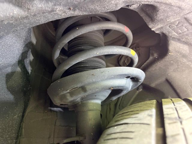 お車を安心してお乗りいただく為には、足回りの定期点検が欠かせません。サービスサポート（有償保証）では無料点検もご提供しており、安心のカーライフをお過ごしいただけるサポート体制が整っています。
