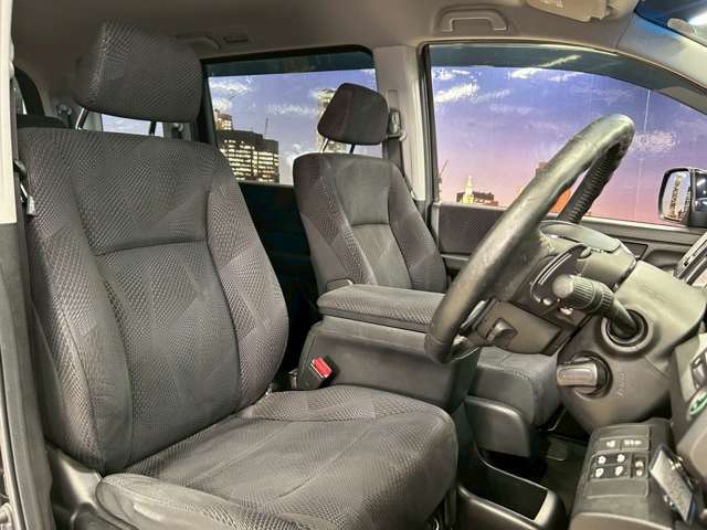 運転席も広々としており運転しやすい環境を実現しています☆