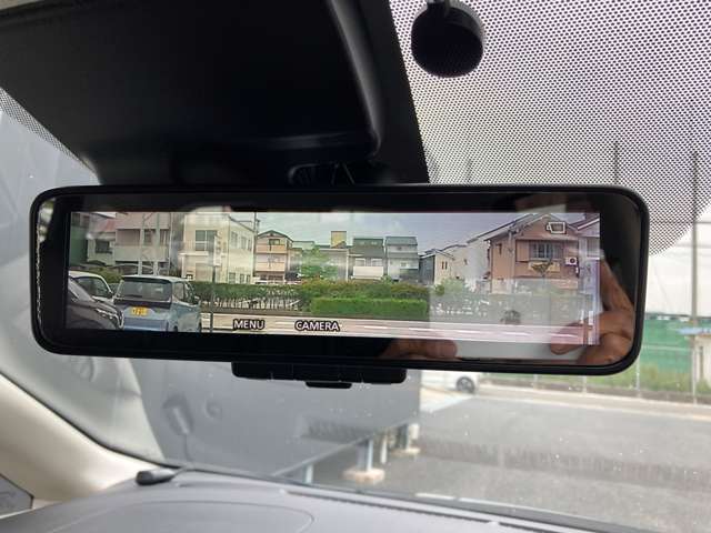 スマートルームミラーです。人や物で視界が遮られてても、車体後部のカメラ映像に切り替えることにより、クリアな後方視界を実現しています。